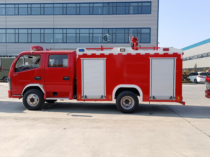 5噸消防灑水車(chē)價(jià)格_石油化工冶煉廠消防車(chē)_1.5-3.5噸水罐消防車(chē)現(xiàn)車(chē)價(jià)格