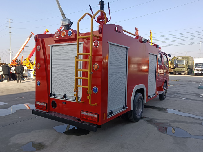 5噸消防灑水車多少錢_物業工廠小區消防車_1.5-3.5噸水罐消防車現車價格