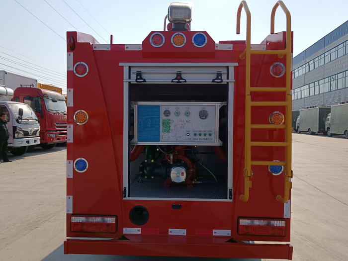 5噸消防灑水車(chē)價(jià)格_石油化工冶煉廠消防車(chē)_1.5-3.5噸水罐消防車(chē)現(xiàn)車(chē)價(jià)格